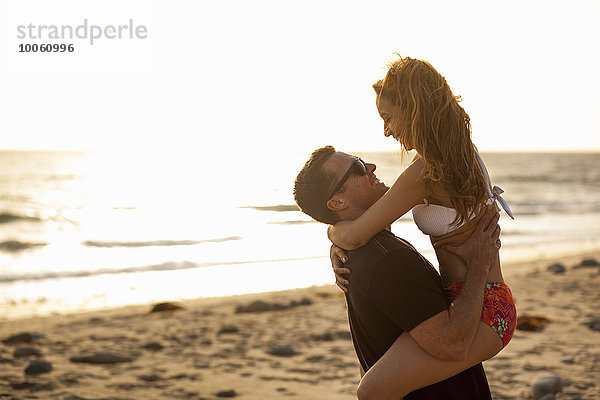 Paar mit Spaß am Strand  Malibu  Kalifornien  USA
