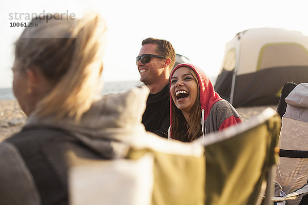 Gruppe von Freunden Camping am Strand