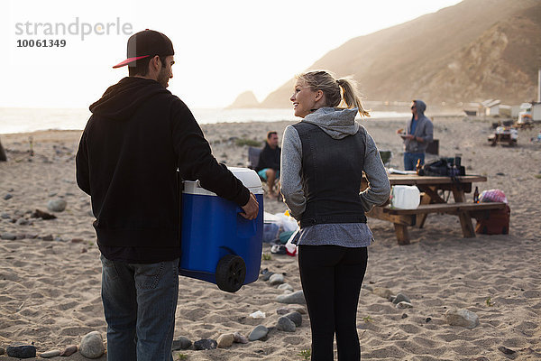 Gruppe von Freunden Camping am Strand  Malibu  Kalifornien  USA