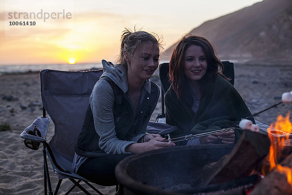 Freundinnen beim Grillen am Strand  Malibu  Kalifornien  USA