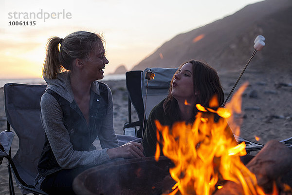 Freundinnen beim Grillen am Strand  Malibu  Kalifornien  USA