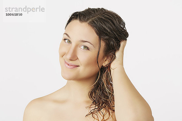 Junge Frau mit nassem Haar