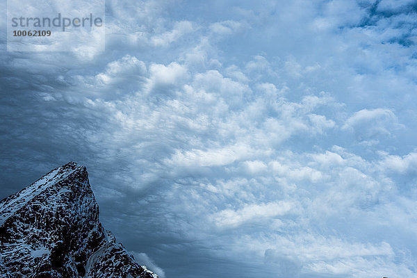 Detail von Berggipfel und Sturmwolken  Reine  Lofoten  Norwegen