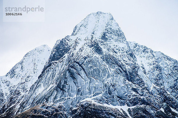 Detailansicht des schneebedeckten Berges  Reine  Lofoten  Norwegen