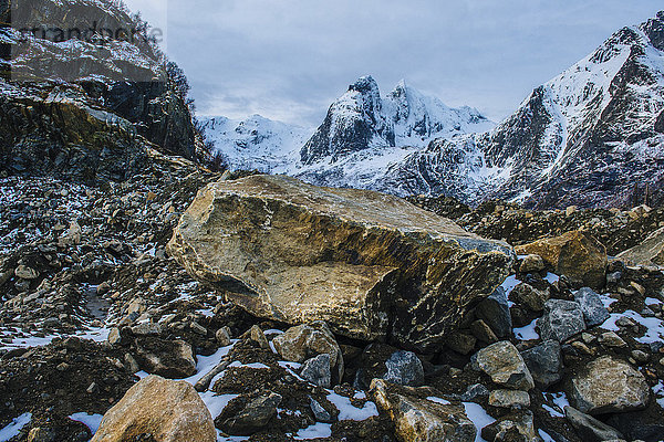 Blick auf Felsbrocken  Felsen und schneebedeckte Berge  Reine  Lofoten  Norwegen