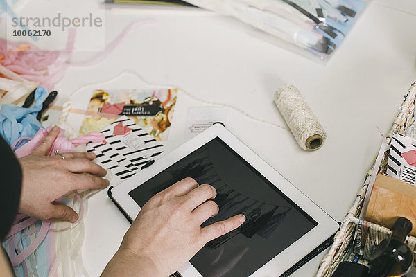 Nahaufnahme weiblicher Designerhände mit digitalem Tablett im Designstudio