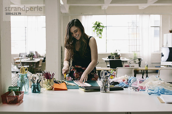 Textildesignerin bei der Textilvorbereitung im Designstudio