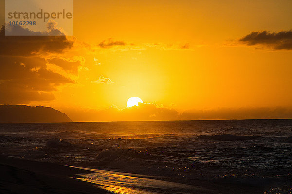 Strand mit dramatischem Sonnenuntergang  Hawaii  USA