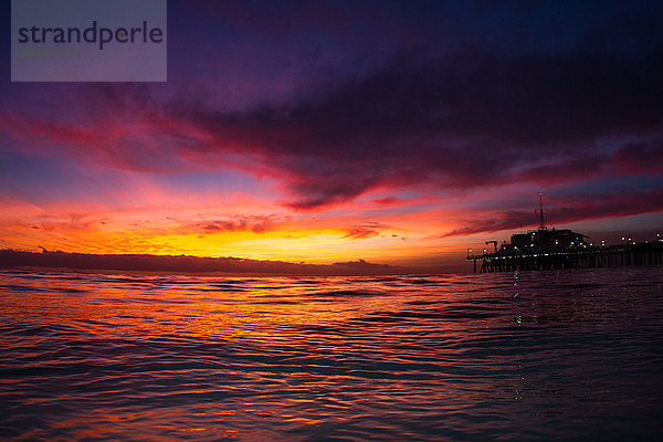 Santa Monica PIer und Ozean  Sonnenuntergang  Kalifornien  USA