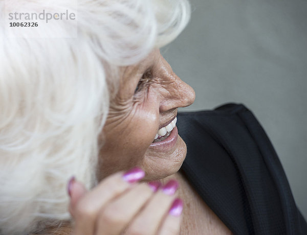 Porträt einer älteren erwachsenen Frau  lachend