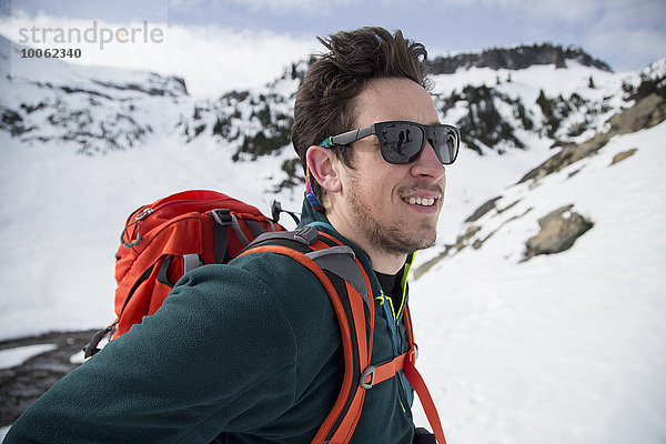 Nahaufnahme eines lächelnden jungen Skifahrers  Mount Baker  Washington  USA