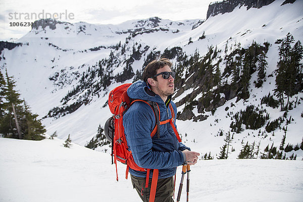 Junger Skifahrer mit Blick vom Berg  Mount Baker  Washington  USA