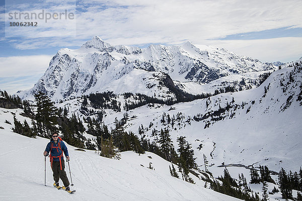 Junger Skifahrer  der sich am Berg entlang bewegt  Mount Baker  Washington  USA