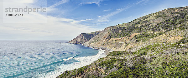 Panoramablick auf Küste und Meer  Big Sur  Kalifornien  USA