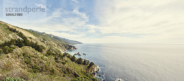 Panoramablick auf sonnige Küste und Meer  Big Sur  Kalifornien  USA