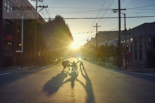 Menschen  die bei Sonnenuntergang die Straße überqueren  San Francisco  Kalifornien  USA