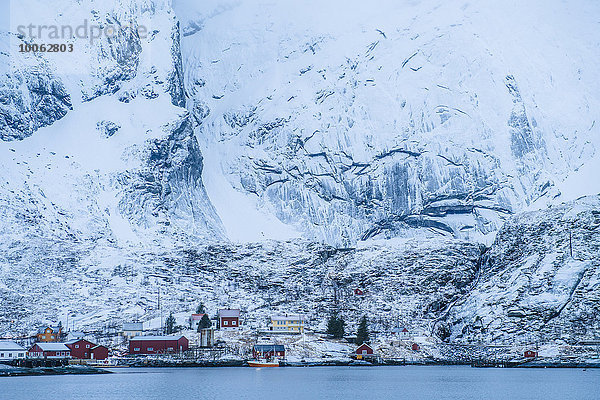 Schneebedeckte Bergwand  Reine  Lofoten  Norwegen