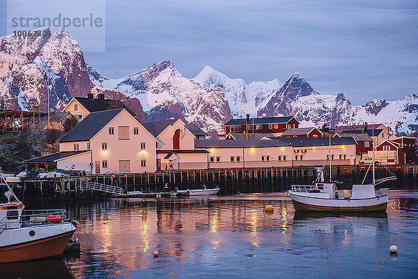 Hafen in der Abenddämmerung  Reine  Lofoten  Norwegen