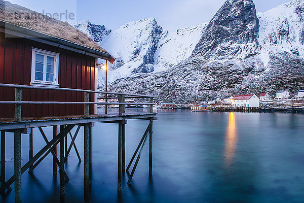 Traditionelle Fischerhütte auf Stelzen  Reine  Lofoten  Norwegen