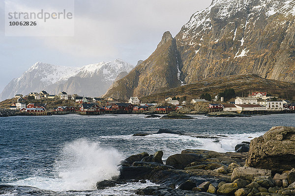 Wellen und Felsen an der Küste  Reine  Lofoten  Norwegen