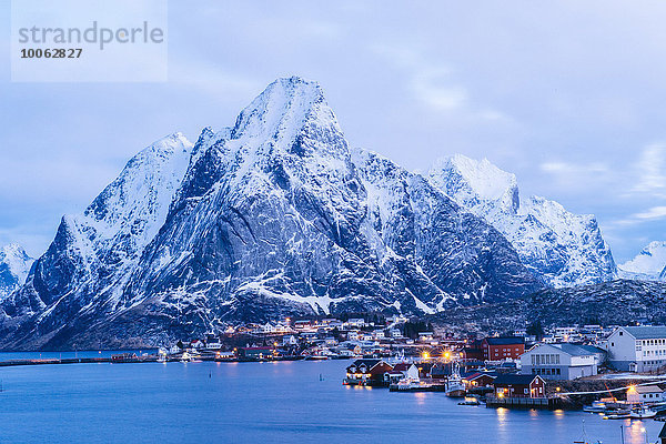 Das Fischerdorf Reine in der Abenddämmerung  Lofoten  Norwegen