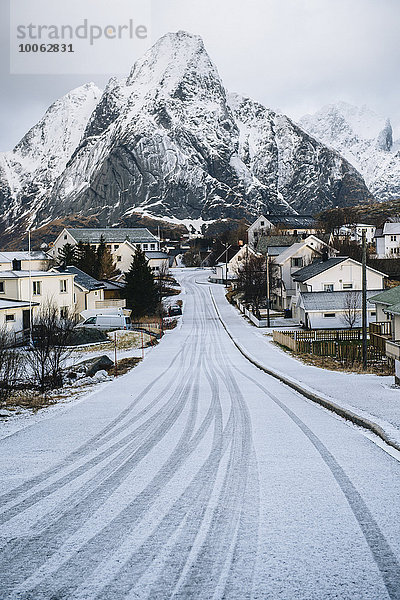 Schneebedeckte Straße durch Reine  Lofoten  Norwegen