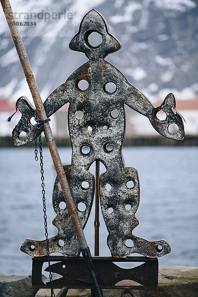 Metallskulptur einer Person mit Angelrute