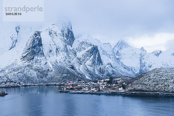Schneebedeckte Berge  Reine  Lofoten  Norwegen