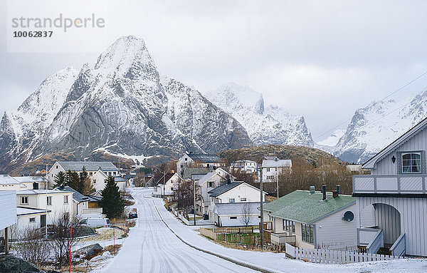 Schneebedeckte Straße  Reine  Lofoten  Norwegen