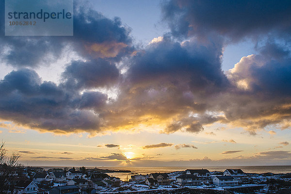 Sonnenlicht durch Wolken  Reine  Lofoten  Norwegen