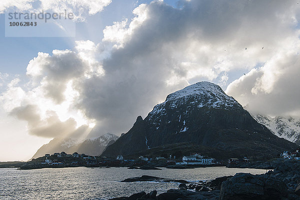 Schneebedeckte Berge  Reine  Lofoten  Norwegen