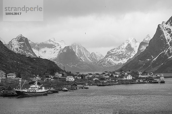 Fischerdorf in schwarz-weiß  Reine  Lofoten  Norwegen