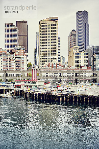 Blick auf die Waterfront mit Columbia Centre und Henry M. Jackson Federal Buildings  Seattle  Washington State  USA