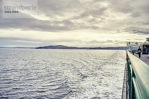 Blick auf Bainbridge Island von der Fähre  Seattle  Washington State  USA