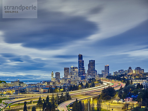 Ampelpfade und Stadtbild bei Dämmerung  Seattle  Washington State  USA