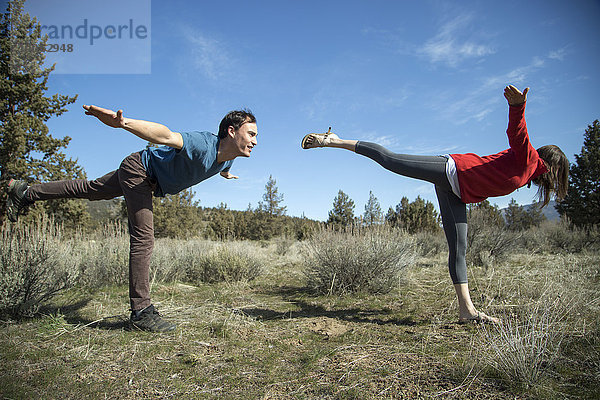 Paar praktiziert Yoga  Smith Rock State Park  Oregon