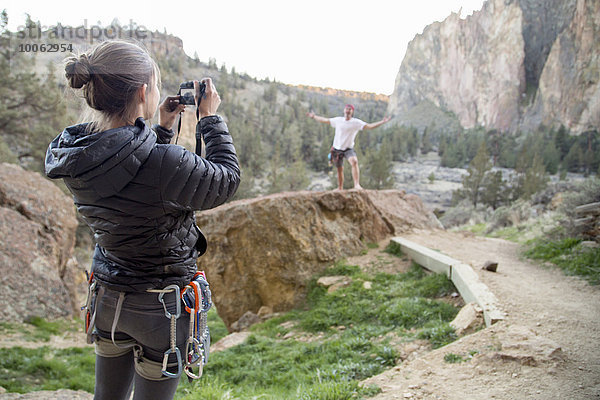 Kletterer beim Fotografieren  Smith Rock State Park  Oregon