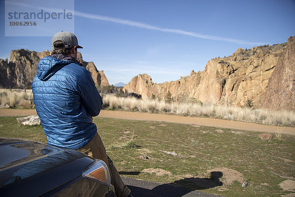 Mann genießt Landschaft  Smith Rock State Park  Oregon