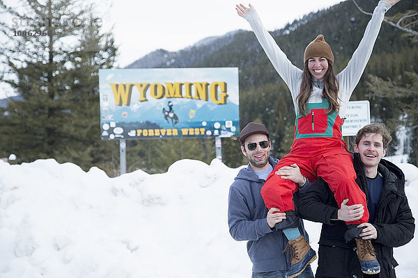 Männer mit Frau auf der Schulter  Jackson Hole  Wyoming