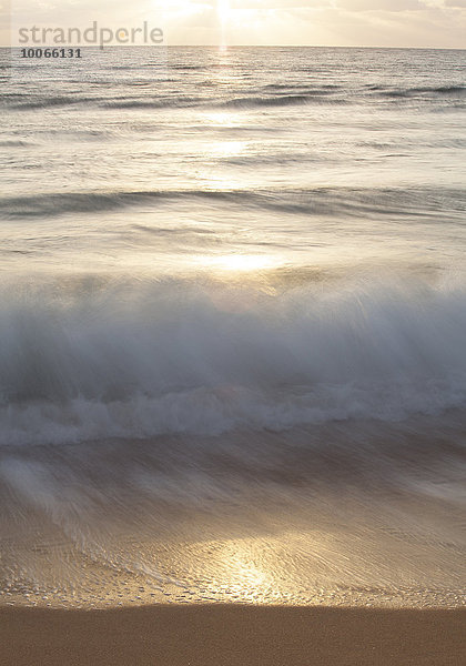 Bewegte Wellen  Sonnenaufgang am Meer