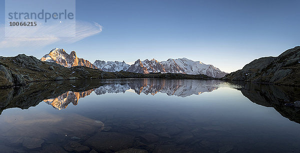 Panorama des Mont Blanc Massiv mit Spiegelung im Lac des Chésery am Abend  Chamonix-Mont-Blanc  Rhône-Alpes  Frankreich  Europa