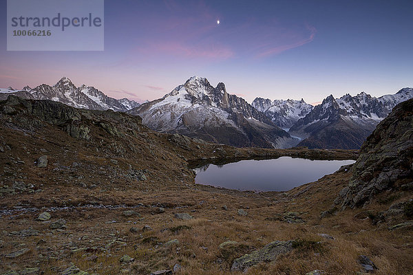 Lac des Chésery mit dem Mont Blanc Massiv nach Sonnenuntergang  Chamonix-Mont-Blanc  Rhône-Alpes  Frankreich  Europa