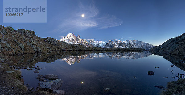 Mond und Mont Blanc-Massiv spiegeln sich im Lac des Chésery nach Sonnenuntergang  Chamonix-Mont-Blanc  Rhône-Alpes  Frankreich  Europa