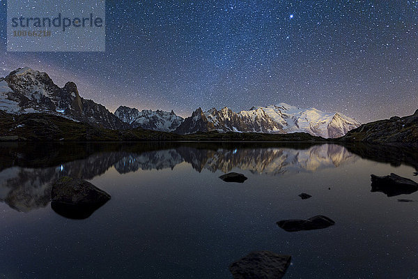 Sternenhimmel mit Milchstrasse und Mont Blanc Massiv spiegeln sich im Lac des Chésery  Chamonix-Mont-Blanc  Rhône-Alpes  Frankreich  Europa