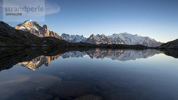 Mont Blanc Massiv mit Spiegelung im Lac des Chésery am Abend  Chamonix-Mont-Blanc  Rhône-Alpes  Frankreich  Europa