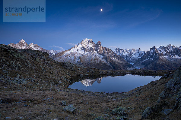 Berg Aiguille Verte  spiegelt sich im Lac des Chésery nach Sonnenuntergang  Chamonix-Mont-Blanc  Rhône-Alpes  Frankreich  Europa