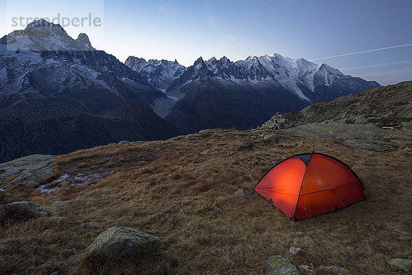 Zelt mit Ausblick auf Mont Blanc  Chamonix-Mont-Blanc  Rhône-Alpes  Frankreich  Europa