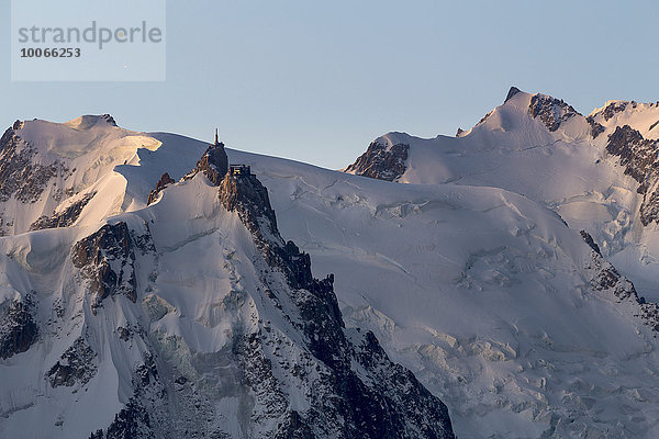 Bergstation Aiguille du Midi im Morgenlicht  Chamonix-Mont-Blanc  Rhône-Alpes  Frankreich  Europa