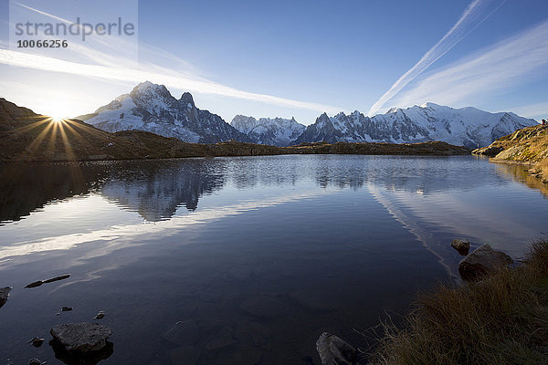 Sonnenaufgang am Lac des Chésery mit dem dahinterliegenden Mont Blanc Massiv  Chamonix-Mont-Blanc  Rhône-Alpes  Frankreich  Europa