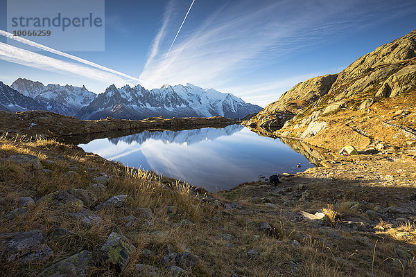 Lac des Chésery mit dem dahinterliegenden Mont Blanc Massiv  Chamonix-Mont-Blanc  Rhône-Alpes  Frankreich  Europa